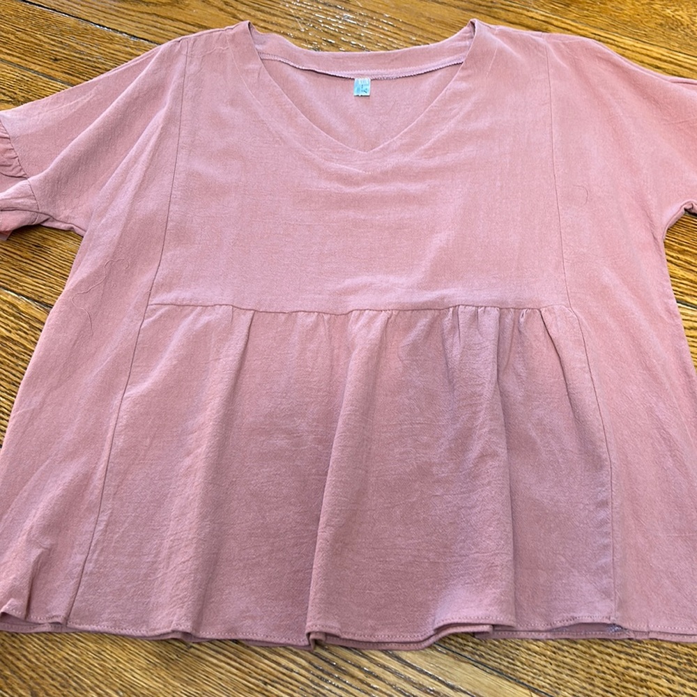 L.Y.Z.K. Collection mauve v neck babydoll top.  Ruffle sleeve, size XXL.